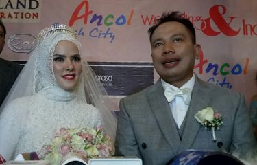 Vicky Prasetyo dan Angel Lelga  saat ditemui dalam resepsi pernikahan mereka di Ancol Beach City, Jakarta Utara, Sabtu (10/2/2018).