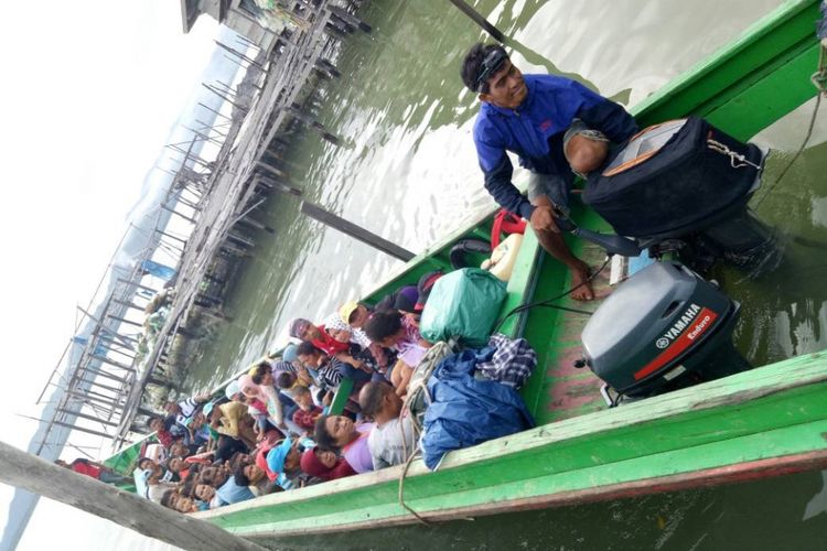 Salah satu perahu jungkung yang memuat 43 TKI illegal dari Malaysia yang diamankan oleh TNI AL di perairan perbatasan Kayu Mati Kabupaten Nunukan. Tim EFQR (Eastern Fleet Quick Respone) TNI AL  Nunukan mengamankan 4 perahu jungkung yang memuat 102 TKI illegal dalam  tindakan antisipasi TNI AL terhadap masuknya kelompok teroris dari Filiphina melalui jalur tikus yang biasa digunakan oleh TKI illegal