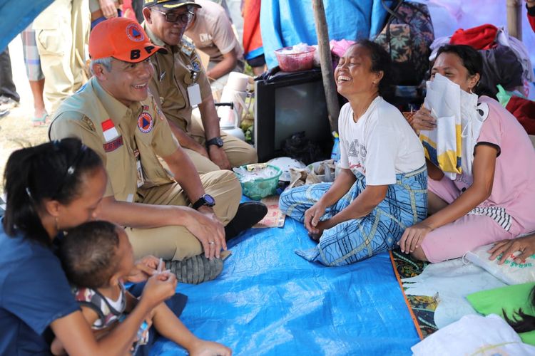 Gubernur Jawa Tengah Ganjar Pranowo saat berdialog dengan warga.