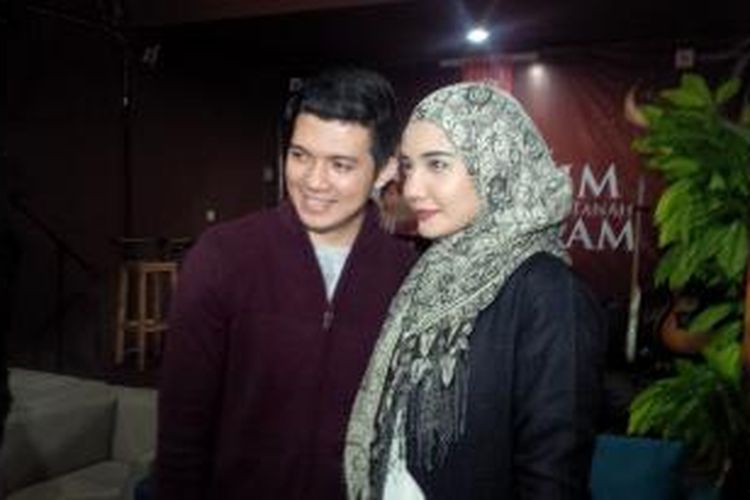 Pasangan artis Irwansyah dan Zaskia Sungkar setelah menghadiri jumpa pers film Harim di Tanah Haram, di kawasan Cinere, Depok, Jawa Barat, Rabu (11/11/2015.