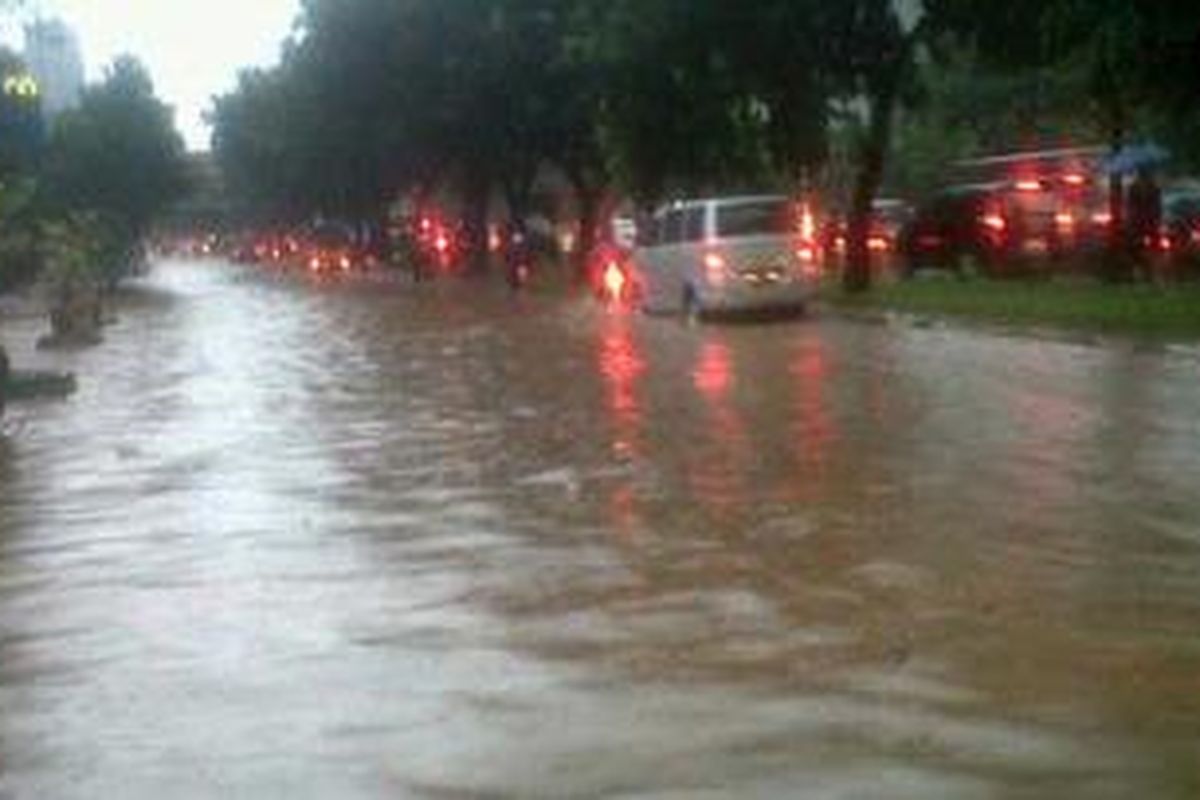 Akibat hujan deras pada Rabu (6/2/2013) sore, Jalan Jenderal Sudirman, Jakarta, terendam banjir hingga 50 Cm. Pengendara pun terpaksa masuk ke jalur cepat yang tak terendam air.