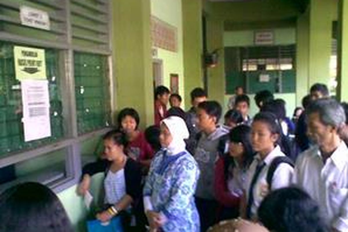 Orang tua tetap merasa cemas server kembali eror. Para orang tua tetap memadati loket pemberian print out pendaftaran, Selasa (6/7/2010), di SMAN 39 Jakarta.