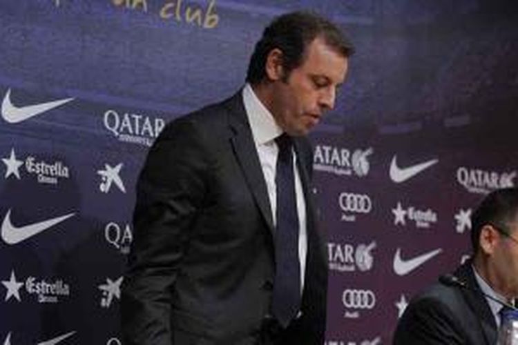 Presiden Barcelona, Sandro Rosell (kiri), berdiri di samping wakil presiden Josep Maria Bartomeu dalam jumpa pers pengunduran dirinya dari jabatan presiden, Kamis (23/1/2014).
