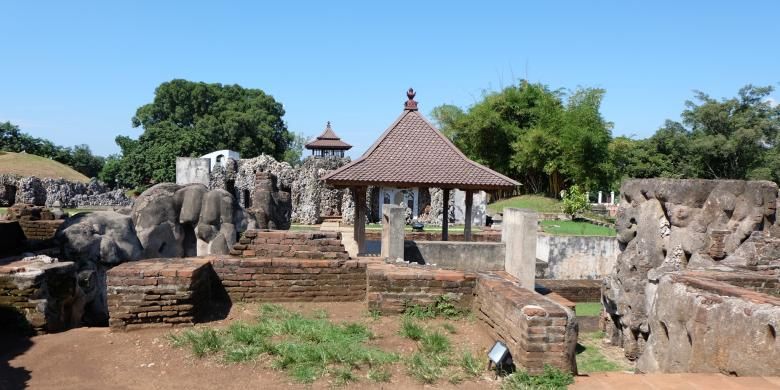 Situs bersejarah di tengah kota Cirebon, Gua Sunyaragi.