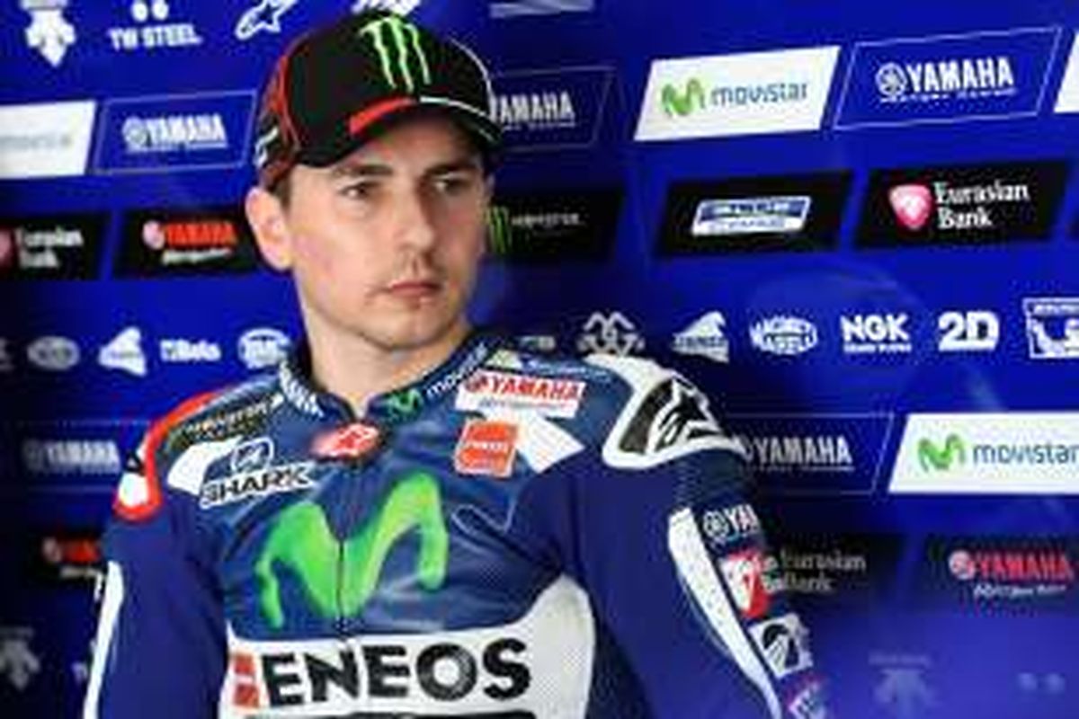 Pebalap Movistar Yamaha asal Spanyol, Jorge Lorenzo, menunggu di paddock Sirkuit Sepang, Malaysia, pada hari kedua tes pramusim MotoGP 2016, Selasa (2/2/2016).