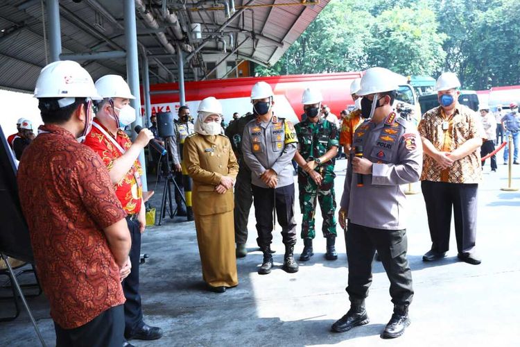 Kapolri Jenderal Listyo Sigit Prabowo saat mengunjungi produsen minyak goreng PT Smart di kawasan Rungkut Industri, Surabaya, Jawa Timur, Sabtu (26/3/2022).