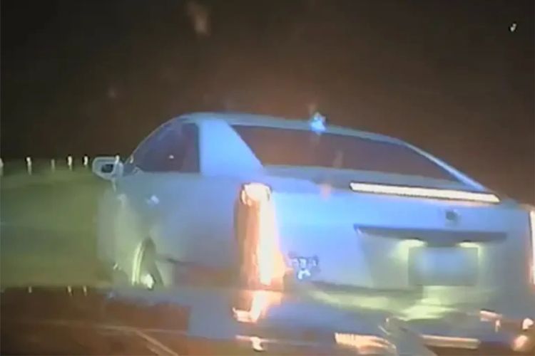Tangkapan layar dari video kamera dasbor mobil polisi menunjukkan, kendaraan Kopral Thomas Hubbard salah menabrak mobil saat mengejar tersangka di Interstate 40 pada Minggu (17/9/2023) sekitar pukul 20.30 waktu setempat.