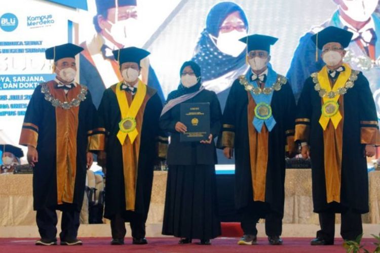 Orangtua dari Mochammad Fathurrizqi, Endang Sulistyowati mewakili putra pertamanya wisuda karena meninggal dunia pada (27/2/2022).