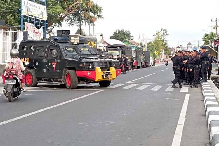 Aparat kepolisian masih berjaga di perbatasan Monjok dan Karang Taliwang, Kota Mataram, paska diamankannya 14 orang terduga pelaku penyerangan aparat kepolsian yang melerai pertikaian, Jum'at (6/10/2023(