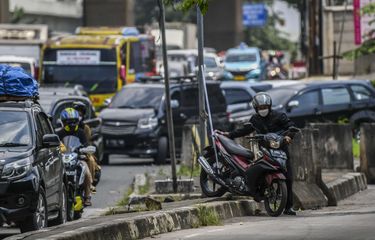 Kalimalang Bekasi Macet Parah, Naik Motor Harus 'Nyempil' Cari Jalan, Mobil  'Stuck'..."