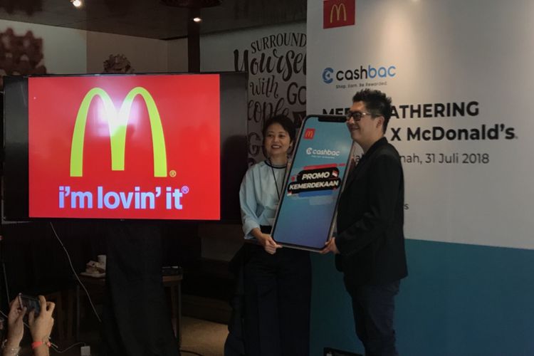 Yanti Lawidjaja, Direktur Keuangan dan TI McDonalds Indonesia bersama Mario Gaw, CEO dan Co-founder Cashbac, pada Media Gathering Cashbac X McDonalds, Selasa (31/7/2018).