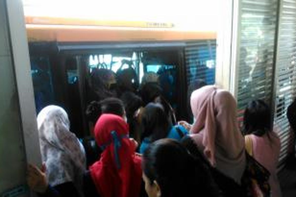 Sejumlah penumpang yang terpaksa turun di halte Stasiun Cawang, karena bus Transjakarta terpaksa masuk tol akibat pengalihan arus lalulintas di kawasan tersebut.