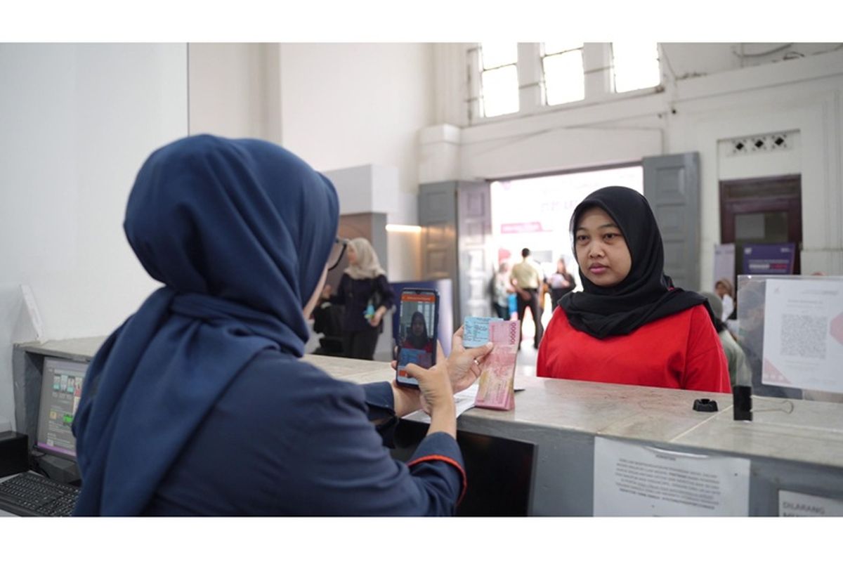 Salah satu penerima manfaat BLT Kesra yang ada di Kantorpos KCU Bandung. 