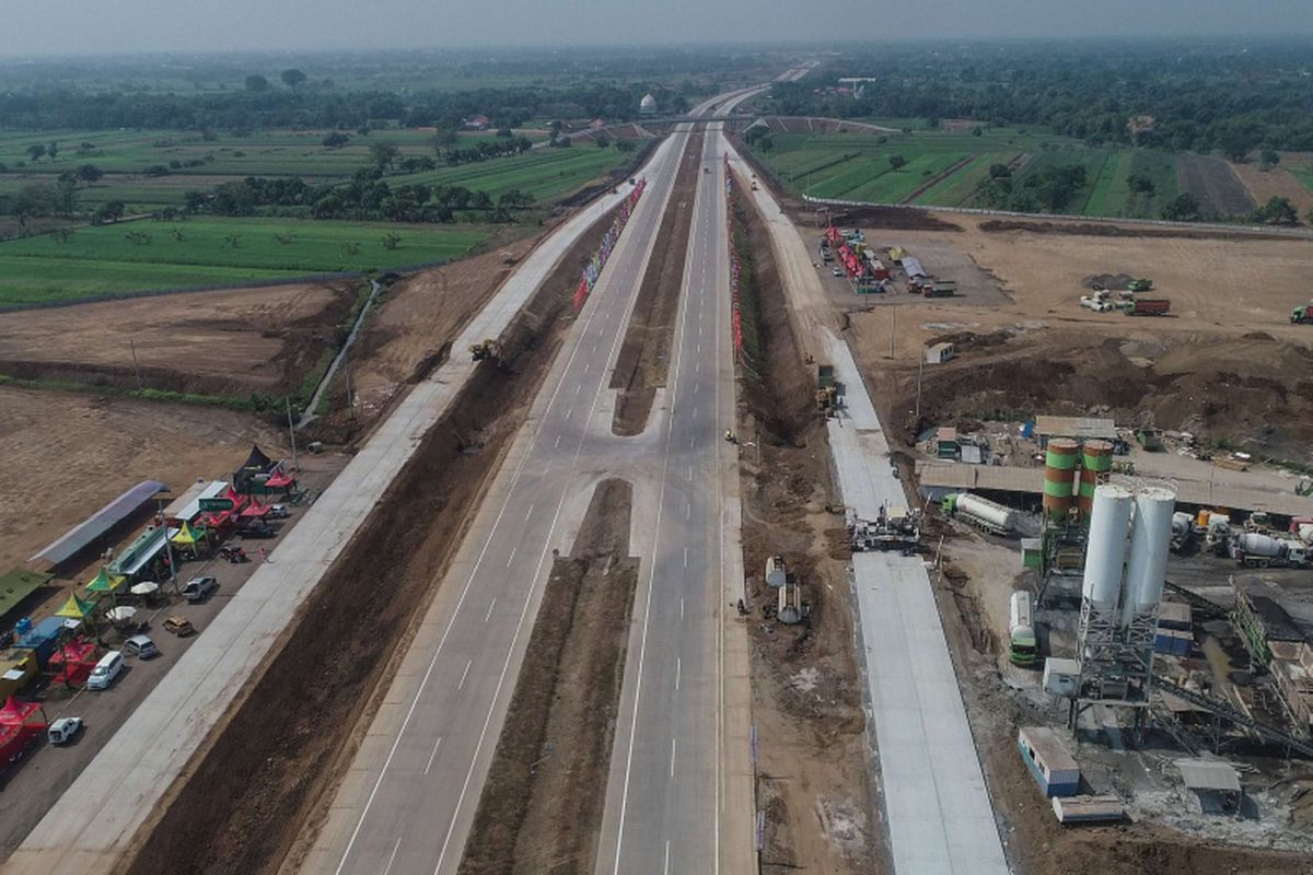 Foto udara rest area Tol Gempol-Pasuruan seksi 2 di Kabupaten Pasuruan, Jawa Timur, Rabu (6/6/2018). Tol Gempol-Pasuruan Seksi 2 Rembang-Pasuruan sepanjang 6,60 kilometer siap untuk dilalui fungsional dengan kondisi sudah dilaksanakan pengerasan beton (rigid pavement).