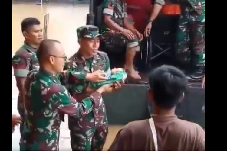 Tangkapan layar video TNI evakuasi bayi di tengah banjir Tangerang