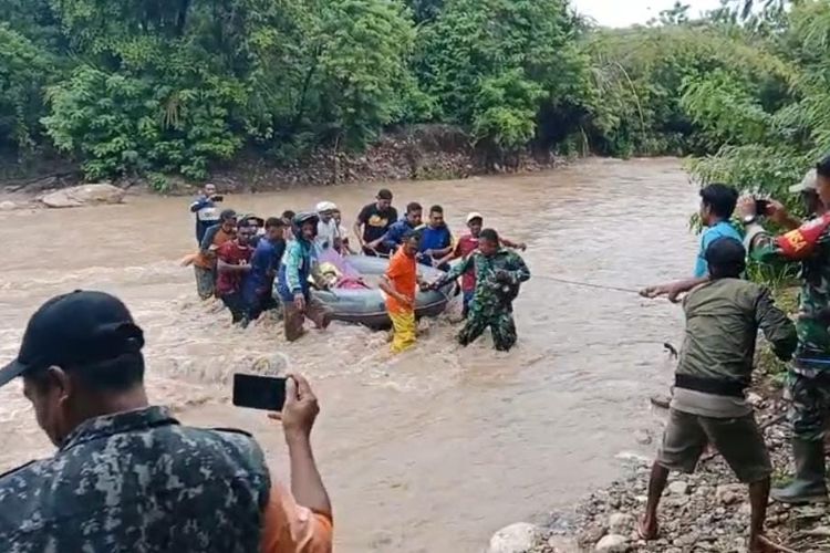 Proses evakuasi ibu hamil di Kabupaten Kupang NTT menerobos banjir 