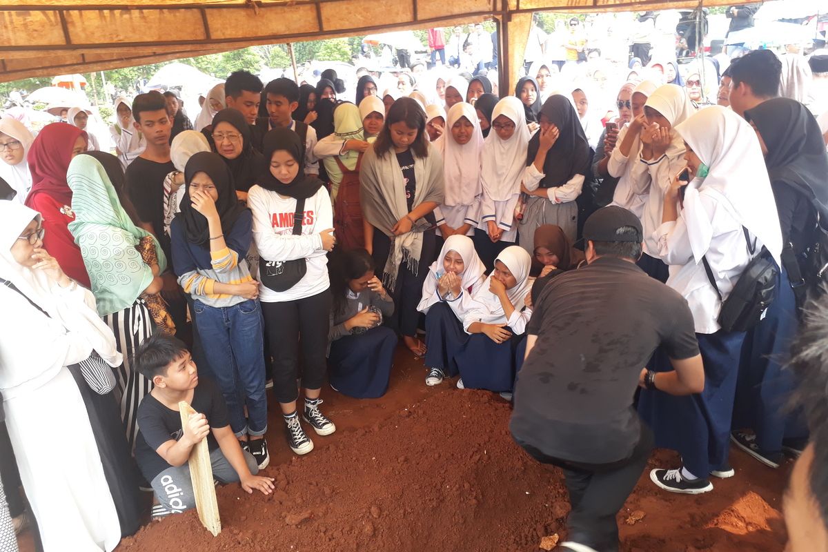 Suasana pemakaman siswi SMPN 147 Jakarta berinisial SN di TPU Pondok Ranggon, Jakarta Timur, Jumat (17/1/2020), yang tewas usai lompat dari lantai 4 gedung sekolahnya.