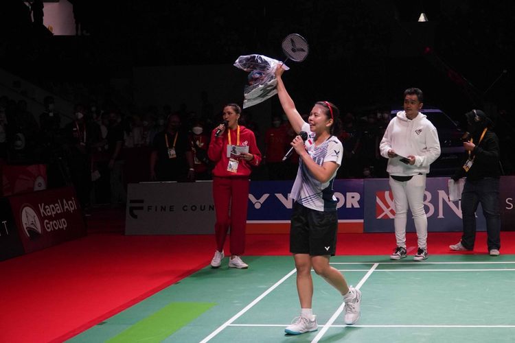 Greysia Polii melambaikan raket kepada penonton dalam acara Testimonial Day dirinya pensiun dari bulu tangkis yang digelar di Istora Gelora Bung Karno, Senayan, Jakarta, pada Minggu (12/6/2022).