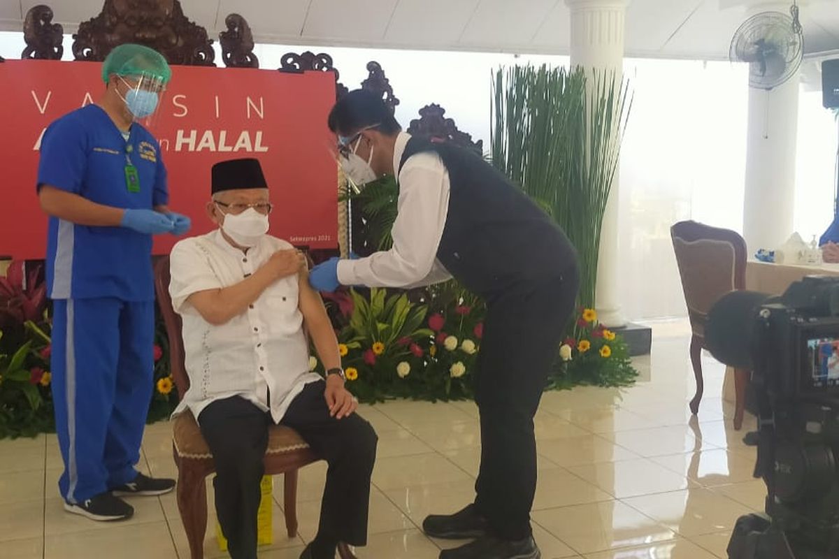 Wakil Presiden Ma'ruf Amin saat menerima vaksinasi Covid-19 dosis kedua di kediama dinas, Jakarta, Rabu (17/3/2021).