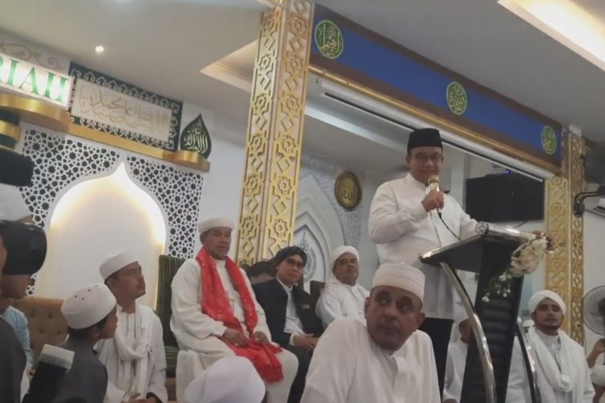 Gubernur DKI Jakarta Anies Baswedan bertemu dengan mantan pemimpin Front Pembela Islam (FPI) Rizieq Shihab di Petamburan, Jakarta Pusat, pada Jumat (7/10/2022).