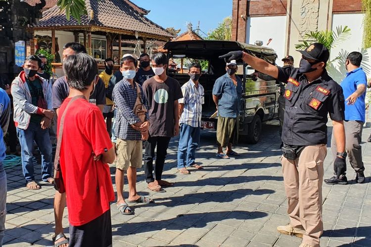 Satpol PP Kota Denpasar mendata warga yang akan dipulangkan ke sejumlah daerah di Jawa Timur. 