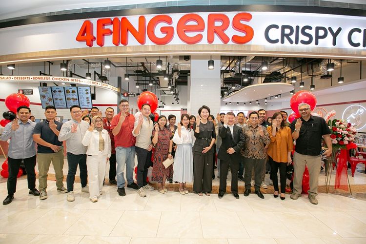 Suasana pembukaan gerai terbaru 4Fingers Crispy Chicken. 