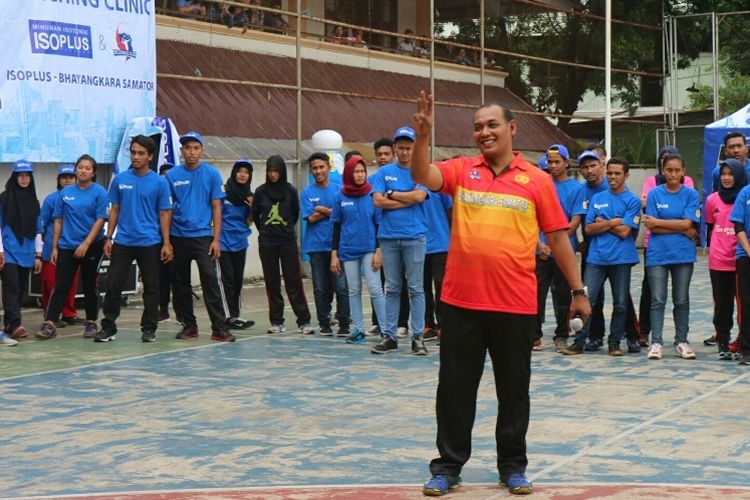 Pelatih Surabaya Bhayangkara Samator, Ibarsjah Djanu Tjahyono, memberikan pelatihan dalam acara coaching clinic bersama Isoplus di IKIP Budi Utomo, Malang, Senin (20/3/2017).