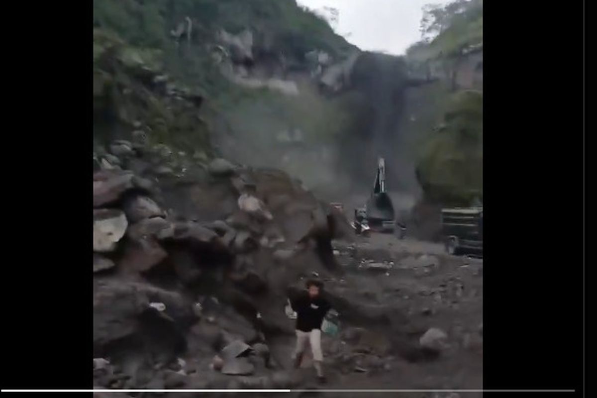 Tangkapan layar video seseorang berlari menjauhi banjir yang datang di Sungai Gendol, Sleman, DI Yogyakarta/