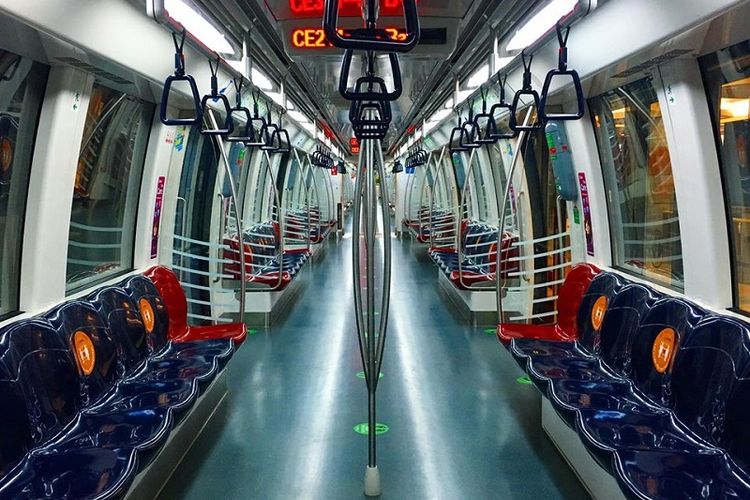 Mass Rapid Transit (MRT) Singapura di stasiun Marina Bay terlihat kosong melompong, Selasa sore (12/05/2020). MRT Singapura memang jauh lebih lenggang dari biasanya sejak lockdown parsial atau circuit breaker diberlakukan pada 7 April. Lockdown parsial akan dicabut resmi pada 1 Juni mendatang.