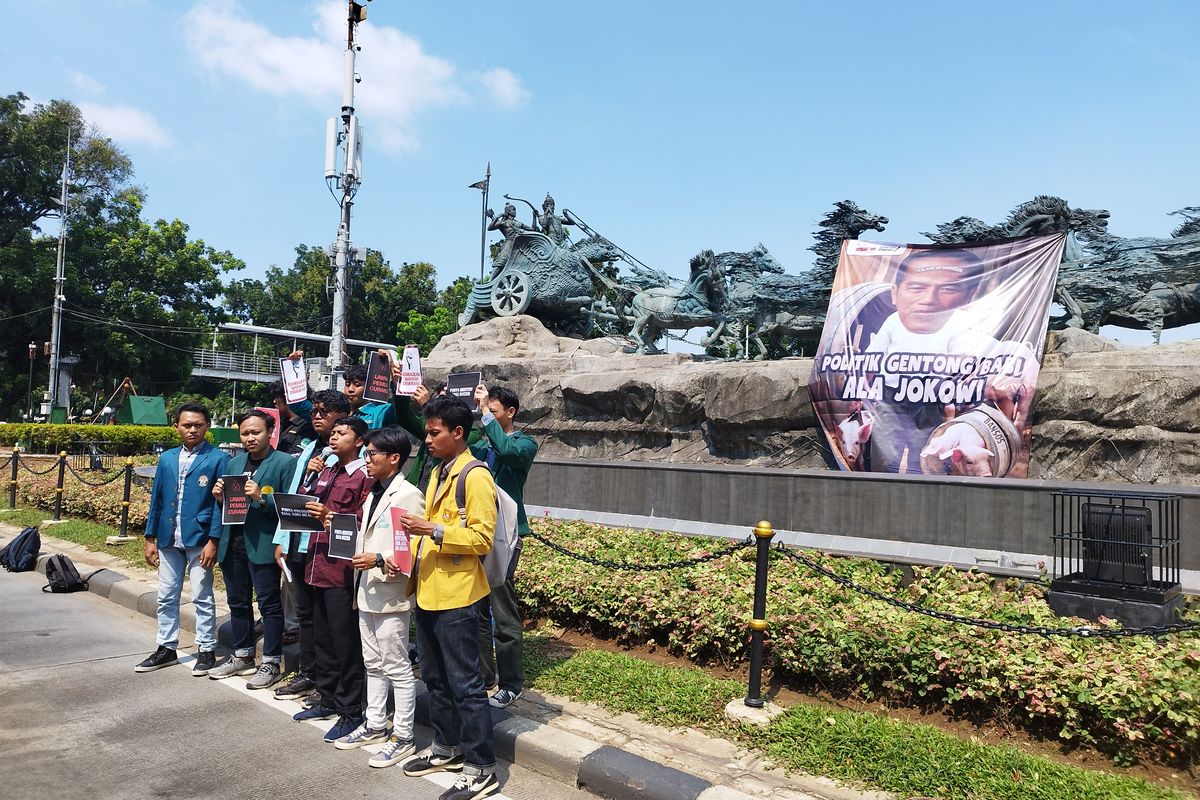 Sejumlah mahasiswa mengunjuk rasa di Patung Kuda, Gambir, Jakarta Pusat, Kamis (8/2/2024).