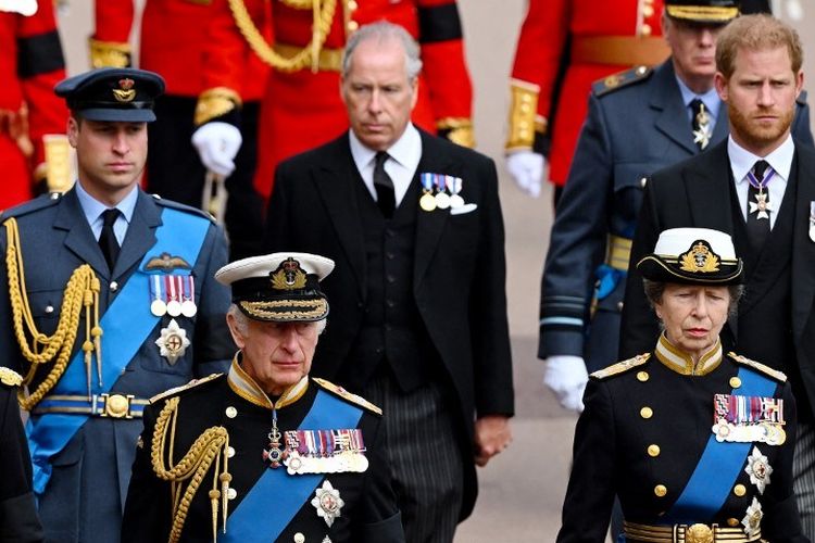 Pangeran William (paling kiri) dan Harry Duke of Sussex (paling kanan) saat berjalan di belakang peti mati menuju pemakaman Ratu Elizabeth II di Kastil Windsor, Inggris, 19 September 2022.