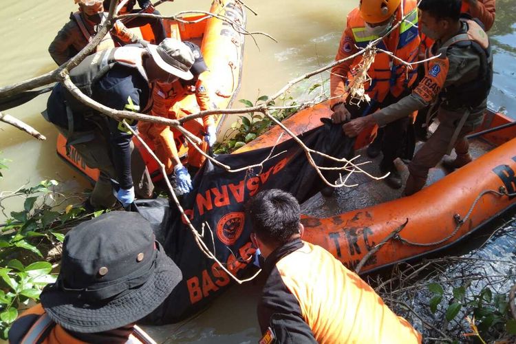 Seorang lanjut usia (Lansia), Suhera (85) dilaporkan hilang di hutan Desa Kanco, Kecamatan Cina, Kabupaten Bone hingga hari keempat pencarian yang dilakukan tim SAR Gabungan, korban ditemukan meninggal dunia.