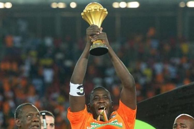 Kapten Pantai Gading, Yaya Toure, mengangkat trofi Piala Afrika 2015.