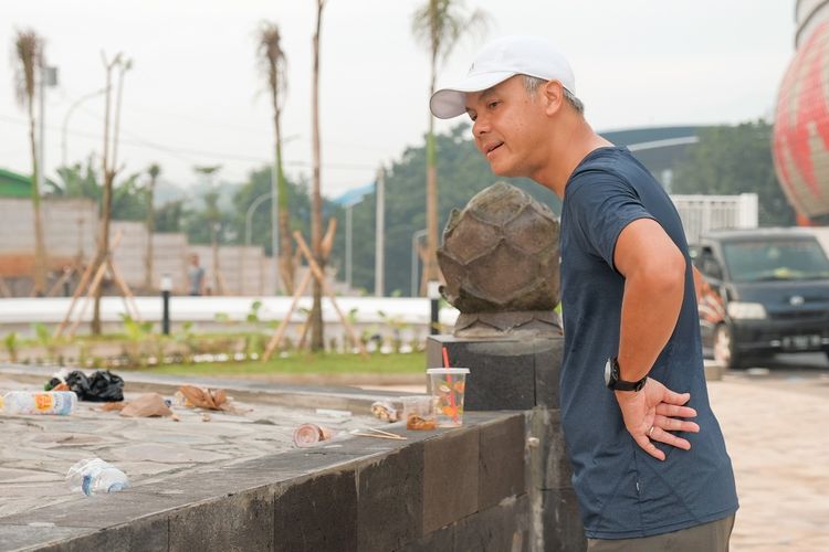 Gubernur Jawa Tengah Ganjar Pranowo mengecek kembali Stadion Jatidiri Semarang di sela olahraga jalan sehat, Rabu (1/2/2023) pagi.