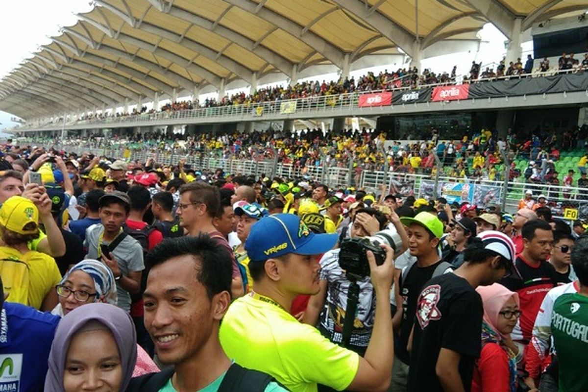 Suasana lintasan saat victory ceremony MotoGP Sepang, Malaysia 2017 berlangsung pada Minggu(29/10/2017). 