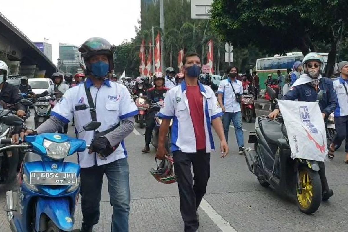 Ratusan demonstran elemen buruh yang menolak pengalihan subsidi BBM, terlihat berjalan sembari mendorong motor di sepanjang Jalan S. Parman, Jakarta, pada Selasa (6/9/2022) siang. 