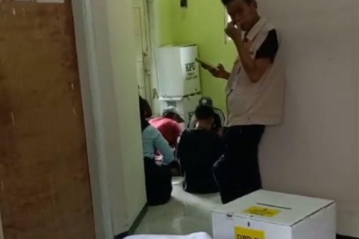 Proses penghitungan surat suara di dalam rumah warga