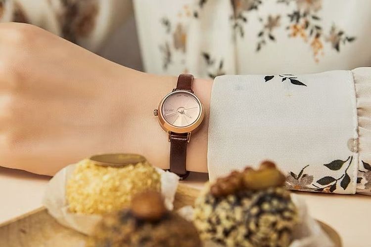 am tangan wanita merek AOKEYO