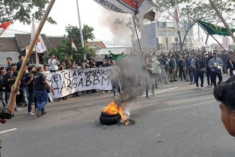 Sejumlah mahasiswa menggelar aksi unjuk rasa menolak kenaikan harga BBM di depan gedung DPRD Banten. Aksinya dilakukan dengan cara membakar ban dan menurup satu jalur jalan Syekh Nawawi Al Bantani.