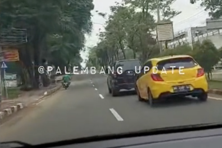 Dua Mobil Saling Pepet di Jalan, Pentingnya Redam Emosi Saat Berkendara