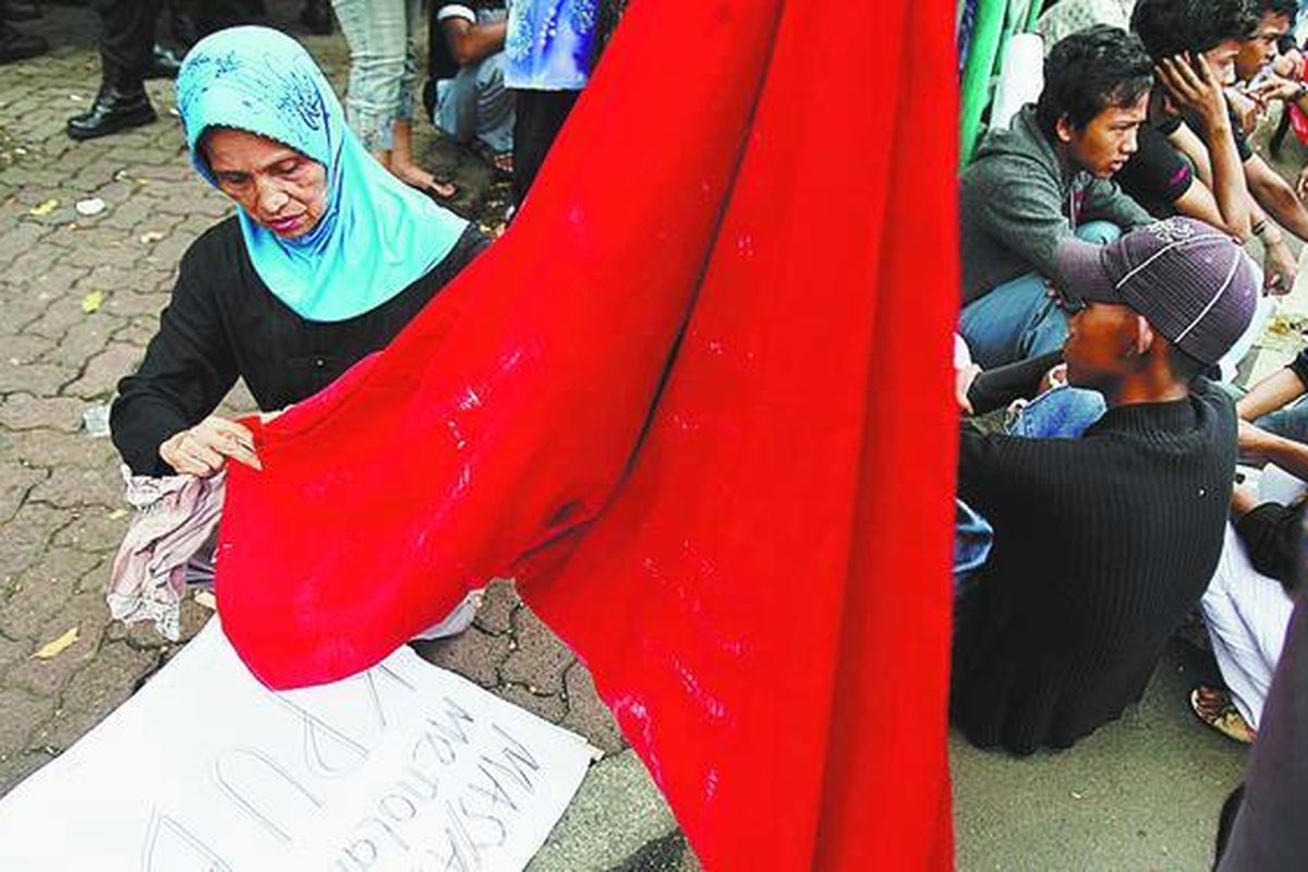 Pengunjuk rasa yang menamakan diri Aliansi Masyarakat Sumatera Selatan Peduli Penyelenggara Pemilu Bersih membereskan atribut aksi mereka seusai berunjuk rasa di depan kantor KPU, Jakarta, Selasa (4/11). Mereka meminta KPU pusat menindak anggota KPU Provinsi Sumatera Selatan yang diduga masih aktif menjadi pengurus partai politik.  