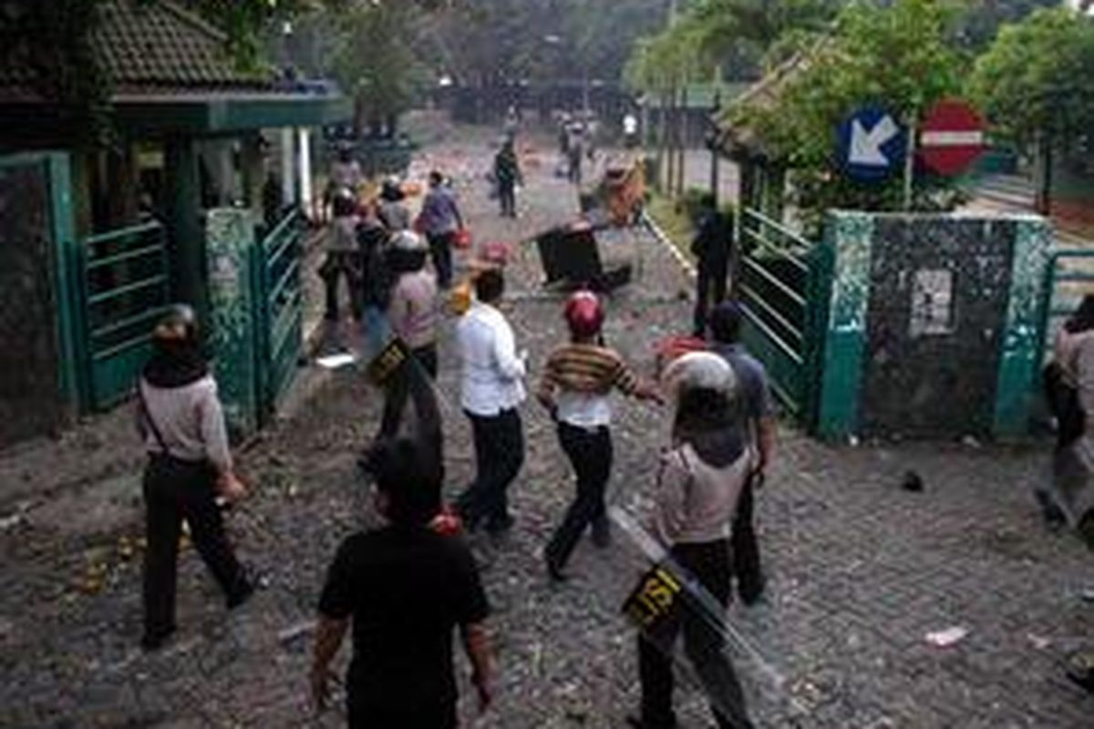 Polisi menangkap seorang mahasiswa Universitas Nasional (Unas) yang terlibat anarkis dalam unjuk rasa menolak kenaikan harga BBM, di depan kampus Unas, Jakarta Selatan, Sabtu (24/5).