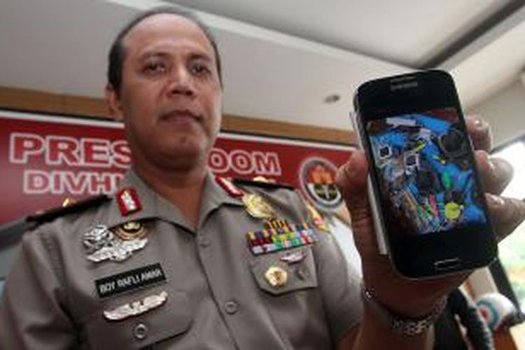 Kepala Biro Penerangan Masyarakat Brigjen Pol Boy Rafli Amar menunjukan barang bukti berupa foto senjata api dan alat peledak rakitan milik terduga teroris, dalam konferensi pers di Mabes Polri, Jakarta, Rabu (1/1/2014). Densus 88 Antiteror Polri melakukan penyergapan di sebuah rumah di kawasan Ciputat, Tangerang Selatan, yang diduga markas teroris, dan menembak mati 6 orang terduga teroris. (TRIBUNNEWS/DANY PERMANA) 