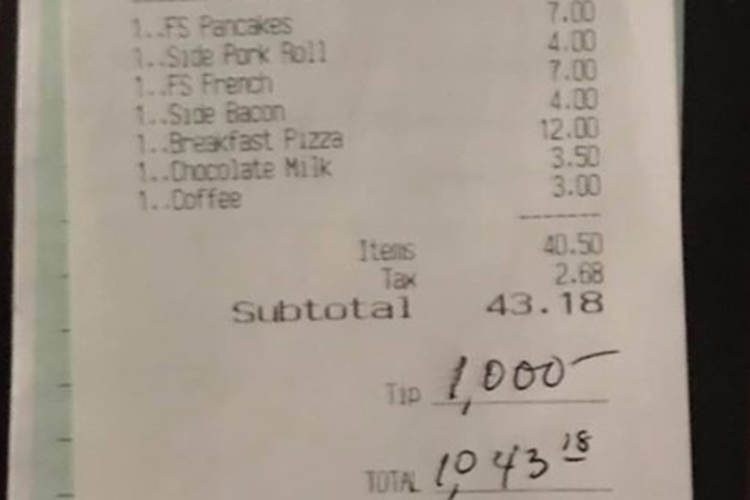 Foto nota dengan tip 1000 dollar yang diberikan pelanggan restoran The Starving Artist