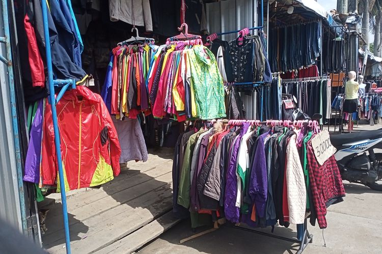 ilustrasi pakaian bekas impor.