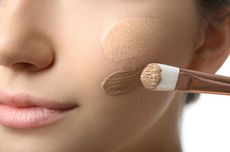 Blending Foundation, Lebih Baik Pakai Brush atau Spons?