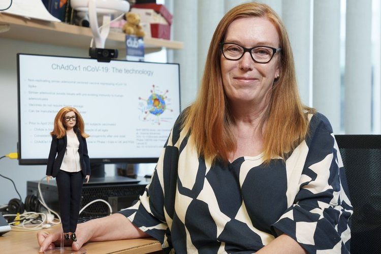 Ilmuwan di balik vaksin Oxford-AstraZeneca, Prof Dame Sarah Gilbert bersama boneka Barbie dirinya yang dibuat oleh Mattel.