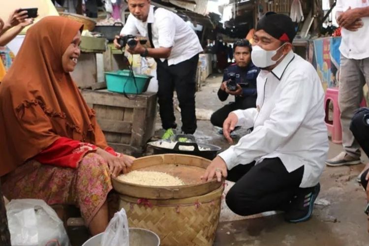 Bupati Sumenep Achmad Fauzi memantau harga dan ketersediaan stok bahan pokok menjelang bulan Ramadhan di Pasar Anom Sumenep. 