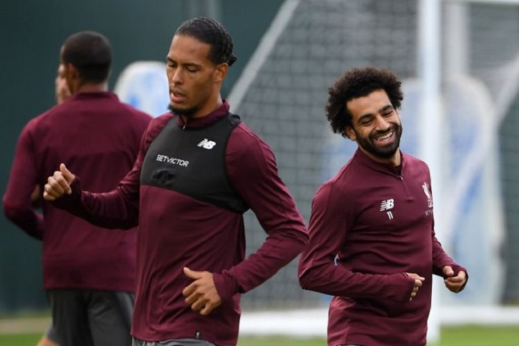 Virgil van Dijk dan Mohamed Salah berlatih di pusat latihan Liverpool jelang pertandingan Liga Champions, 17 September 2018. 