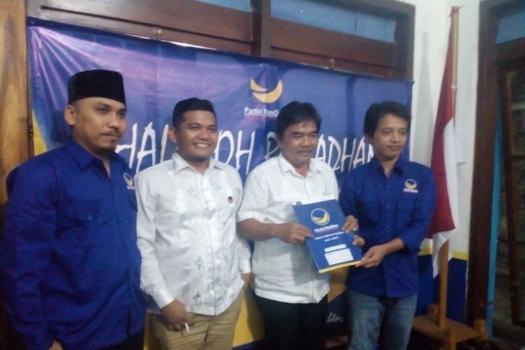 Ketua DPD Partai NasDem Garut didampingi Sekjen dan Ketua Bappilu menyerahkan surat lamaran bakal calon kepada Raden Marlan (dua dari kanan)